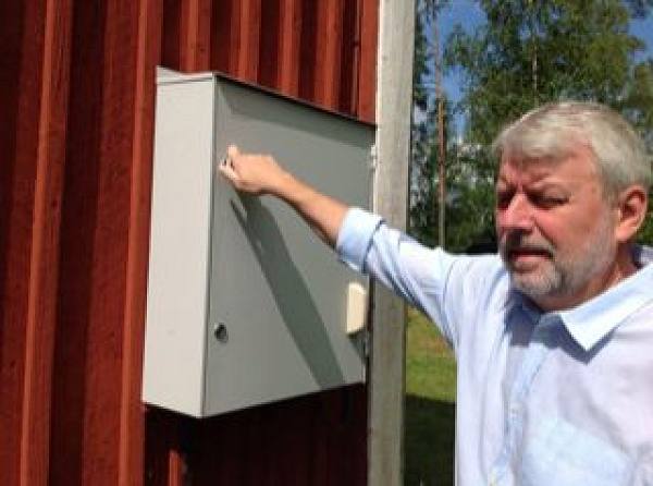 Strom- und Zählerschrank. Er wird geöffnet mit einem Griff, der sich in einem Marmeladenglas im Wohnzimmer befindet.