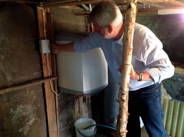 Achtung: Den Boiler erst einschalten, wenn er mit Wasser gefüllt ist.