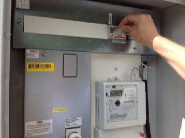 Zwei Hauptschalter: einer für Strom und einer für den Warmwasserbereiter.
